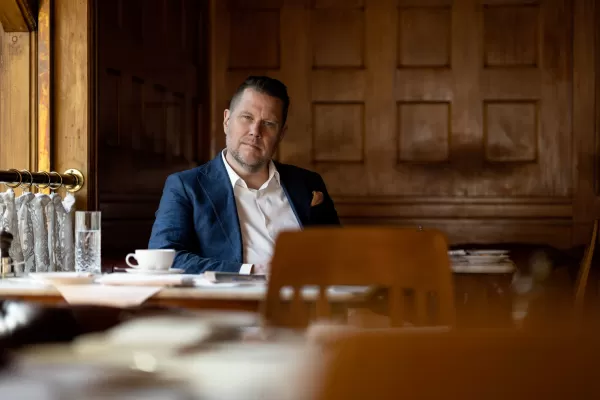 CEO de Embracer abandona la empresa en medio del caos por reestructuración