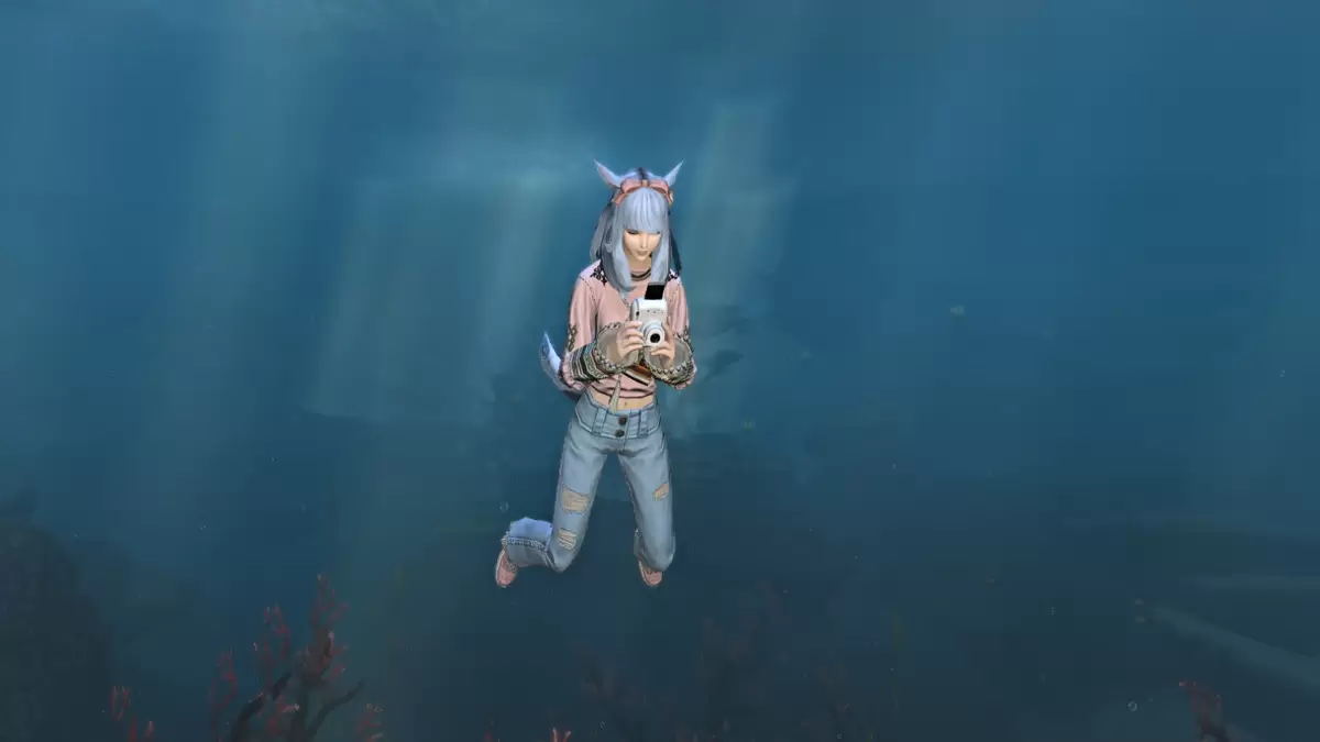 Photograph emote used underwater in FFXIV