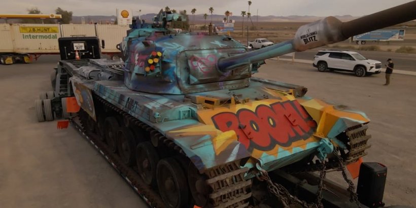 Panzer werden Wirklichkeit: IRL-Gigant mit ikonischem Blitz-Graffiti